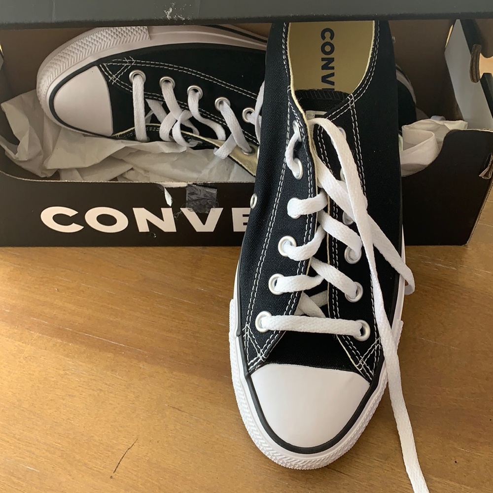 New! Never worn low top Converse W 8.5